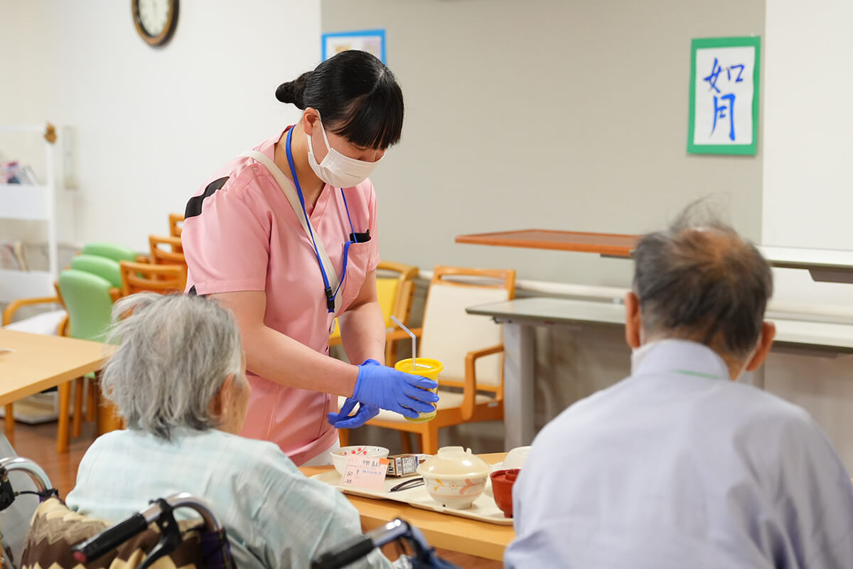 夕食介助・配薬・ケア